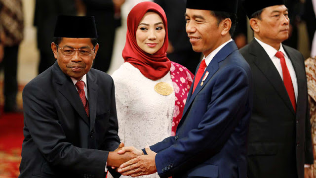 Idrus Marham menerima ucapan selamat dari Presiden Indonesia, Jokowi. (Doc:TEMPO/Subekti)