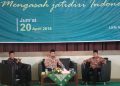 Lukman Hakim (tengah) bersama rektor UIN Walisongo dan Moderator dalam acara ngaji kebangsaan di auiditorium II kampus 3 UIN Walisongo Semarang. Jum'at (20/4). (doc: amanat/Satini K)