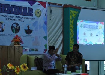 Seminar: Ahmad Anas, Founder Tour and Travel Cahaya Madinah menyampaikan materi dalam  seminar entrepreneurship di Aula Laboratorium Dakwah (Labda) Kampus 3 UIN Walisongo. Kamis (26/4/18). (Dok: Yusril)