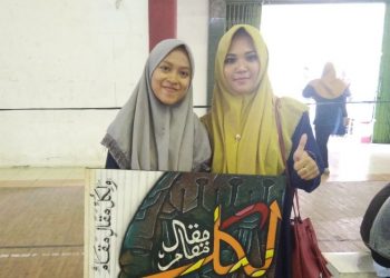 Juaara: Siti Lailatul Maghfiroh (kiri) berhasil meraih juara III lomba Kaligrafi Lukis se-Jawa Tengah, Kamis (12/4/2018). (Dok: Pribadi)
