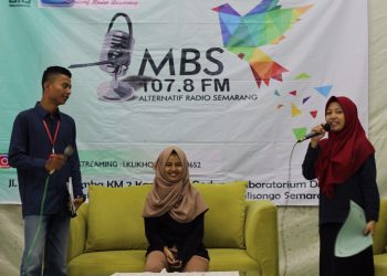 Salah satu pencetus aplikasi Radio MBS FM Novia Widiyastuti sedang memperkenalkan apolikasi buatannya, Selasa (10/4/2018)