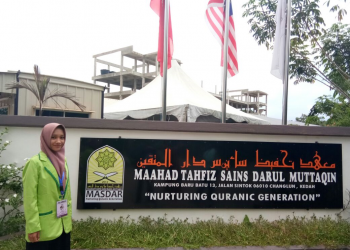 Berfoto: Hikmah Rahmasari berfoto di depan di Ma'had Tahfidz Sains Darul Muttaqin, Kedah. Senin (2/4/2018). (dok: Pribadi)
