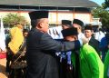 Simbolis: Rektor UIN Walisongo Muhibbin menyematkan tanda pengukuhan secara simbolis kepada mahasiswa baru (27/08). (amanat/Agus)