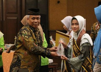 Agusti Alfi Nurul Insani wisudawan Fakultas Dakwah dan Komunikasi. (Dokumen istimewa)