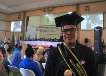 Muhammad Ikbal wisudawan terbaik Fakultas Syari’ah Dan Hukum (FSH) usai prosesi wisuda di Auditorium 2 Kampus III UIN Waliosngo Semarang, Rabu (28/8/2019).
(Amanat/Umar)
