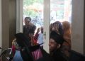 Wali mahasiswa berdesakan diluar pintu menyaksikan proses wisuda UIN Walisongo (Dokumen: Amanat)