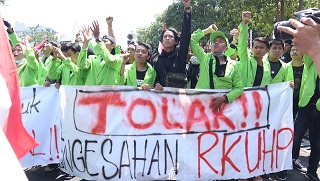 Aliansi mahasiswa semarang raya saat aksi di depan kantor gubernur Jateng, Rabu, (24/09/2019) (Amanat/Fitrya).