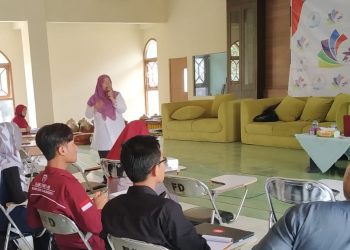 Pemateri sedang menyampaikan materi di acara workshop literasi, Senin (14/10/2019) (Amanat/ Syifa).