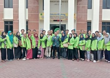 Foto bersama peserta kunjungan di depan kantor Pengadilan Agama, Kamis (14/11/2019) (Dokumen istimewa).
