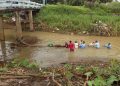 Kelompok KKN Posko 68 Bersama Warga Karangrandu Sedang Membersihkan Sungai, Minggu (02/02/2020) (Dokumen Istimewa).