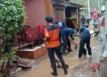 (KSR) Palang Merah Indonesia (PMI) Unit UIN Walisongo melakukan kegiatan tanggap darurat bencana banjir yang terjadi di Kelurahan Wonosari, Kecamatan Ngaliyan, Kota Semarang, Kamis (6/2/2020).