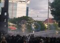 Foto saat kericuhan aksi demo tolak Omnibus Law di depan Gedung DPRD Jateng, Rabu (07/10/2020).