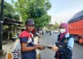 Mahasiswa KKN MP UIN Walisongo sedang membagikan masker kepada warga di depan Kampus 3. Minggu, (09/05/2021)(Amanat/Anisa Alfath).