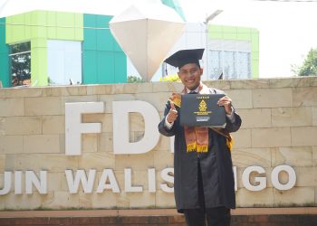 Ahmad Nayyir Mubarok mahasiswa Prodi Manajemen Haji dan Umroh (MHU), wisudawan terbaik FDK. Selasa, (24/08/2021).