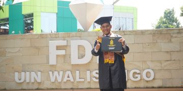 Ahmad Nayyir Mubarok mahasiswa Prodi Manajemen Haji dan Umroh (MHU), wisudawan terbaik FDK. Selasa, (24/08/2021).