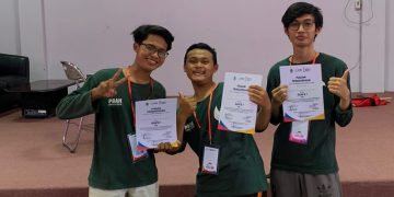 Muhammad Kanzul Fikri, Muhammad Chusni Mubarak, dan Admid Tanjung berhasil meraih juara utama dalam cabor P3K Orsenik 2021 yang digelar di Ruang Audit 2 Kampus 3  UIN Walisongo, Rabu (27/10/2021) (Amanat/Kiki)