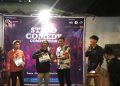 Penyerahan hadiah juara Stand Up Comedy Competition yang bertempat di Kopi Kaje, Ngaliyan Semarang, Sabtu (06/11/2021).