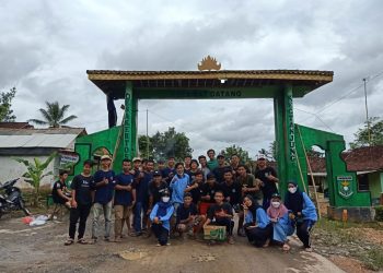 Setelah pengecatan gapura mahasiswa KKN Nusantara UIN Walisongo bersama pemuda Desa Kertosari, Lampung Selatan. Minggu, (5/12/2021)(Amanat/Fadilah).