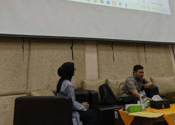 Abdul Hamid, narasumber dalam Forum Diskusi Pembuatan Artikel di ruang Teater gedung Soshum Kampus III UIN Walisongo Semarang, Jumat (18/03/2022). (Dok. Khusus)