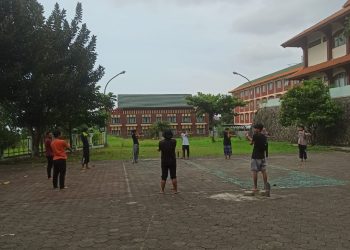 Senam Kecerdasan HMJ Tasawuf dan Psikoterapi di halaman Gedung O, Kampus 2, UIN Walisongo Semarang. Sabtu (26/03/2022)