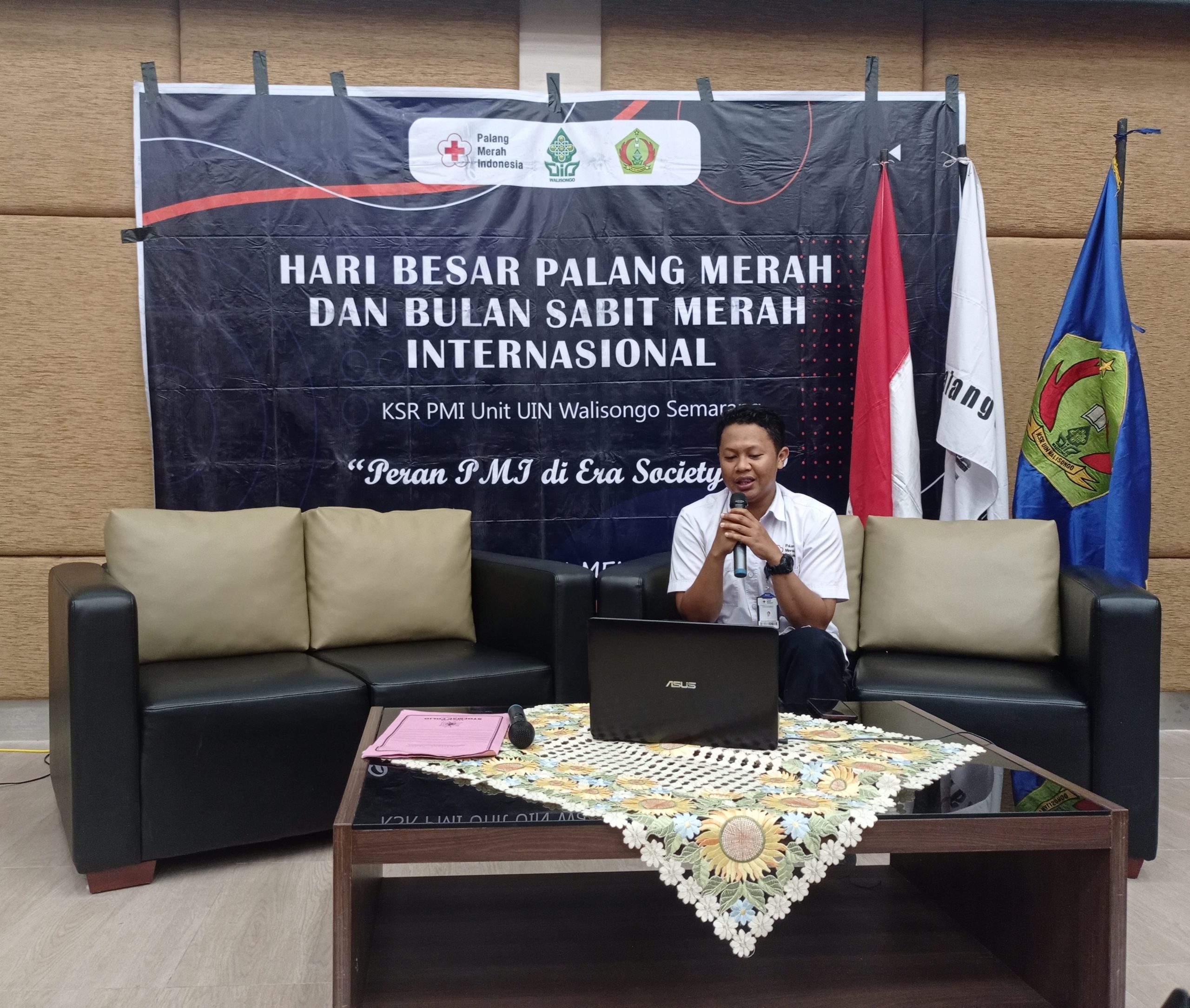 Maulana Malik Ibrahim memaparkan materinya dalam acara KRS PMI UIN Walisongo Semarang (Amanat/Iqbal)