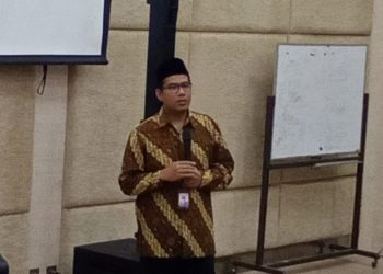 Nur Efendi dalam seminar nasional bertema zakat di FDK UIN Walisongo Semarang.