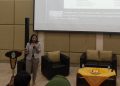 Rita Nur Haryanti saat memaparkan materi dalam acara seminar nasional HMJ Ilmu Politik UIN Walisongo (Amanat/Intania)