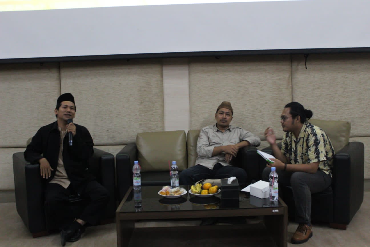 Mahbub, Moh Aniq dan moderator dalam acara Talkshow HUT Tasawuf dan PsikoterapI di ruang teater lantai 3 gedung IsDB Soshum kamus 3, UIN Walisongo, Semarang. Selasa (20/09/22). (Amanat/Fahita)