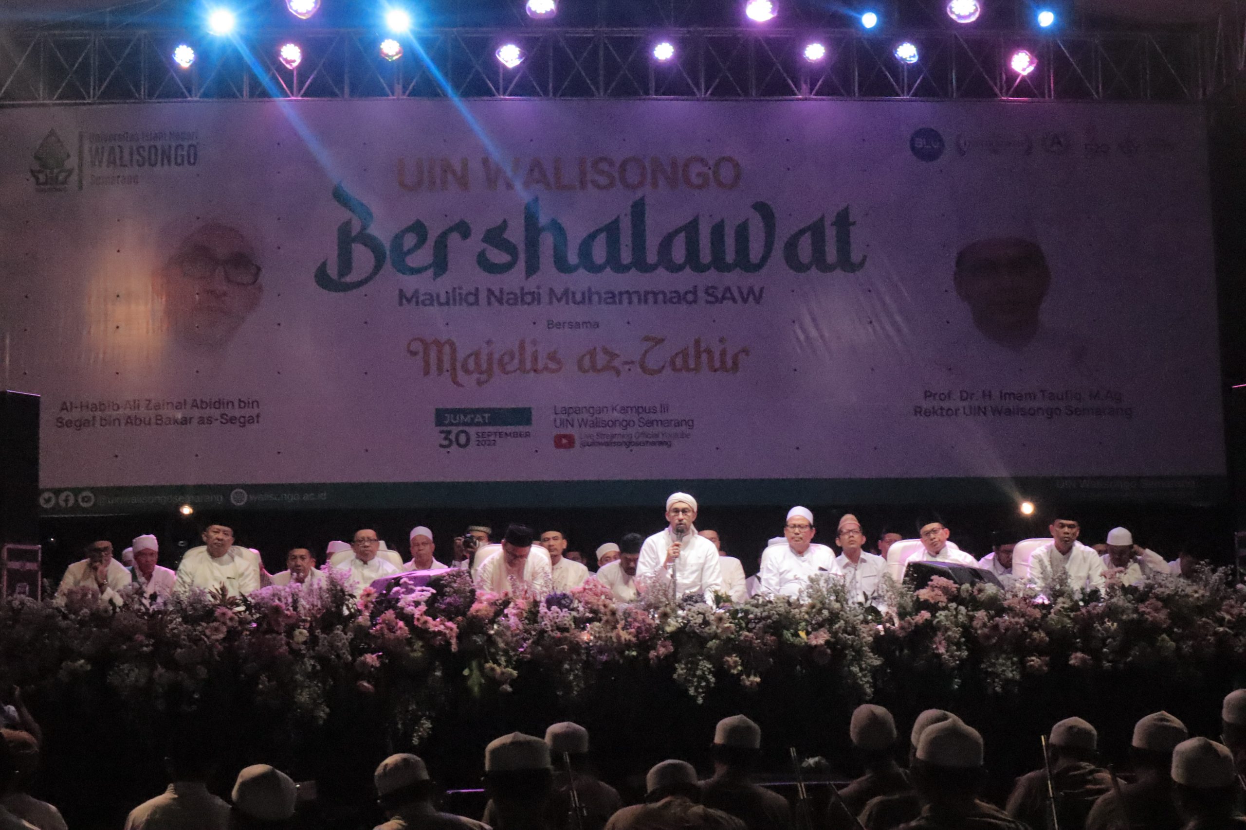 Habib Ali dalam UIN Walisongo Bersholawat di Lapangan Kampus 3 UIN Walisongo, Semarang, Jumat, (30/9/2022).
