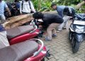 Beberapa mahasiswa FDK sedang berusaha menyelamatkan motor dari pohon tumbang di depan Labda FDK Kampus 3, UIN Walisongo, Semarang, Kamis (17/11/2022). (Twitter/@uinwsfess)