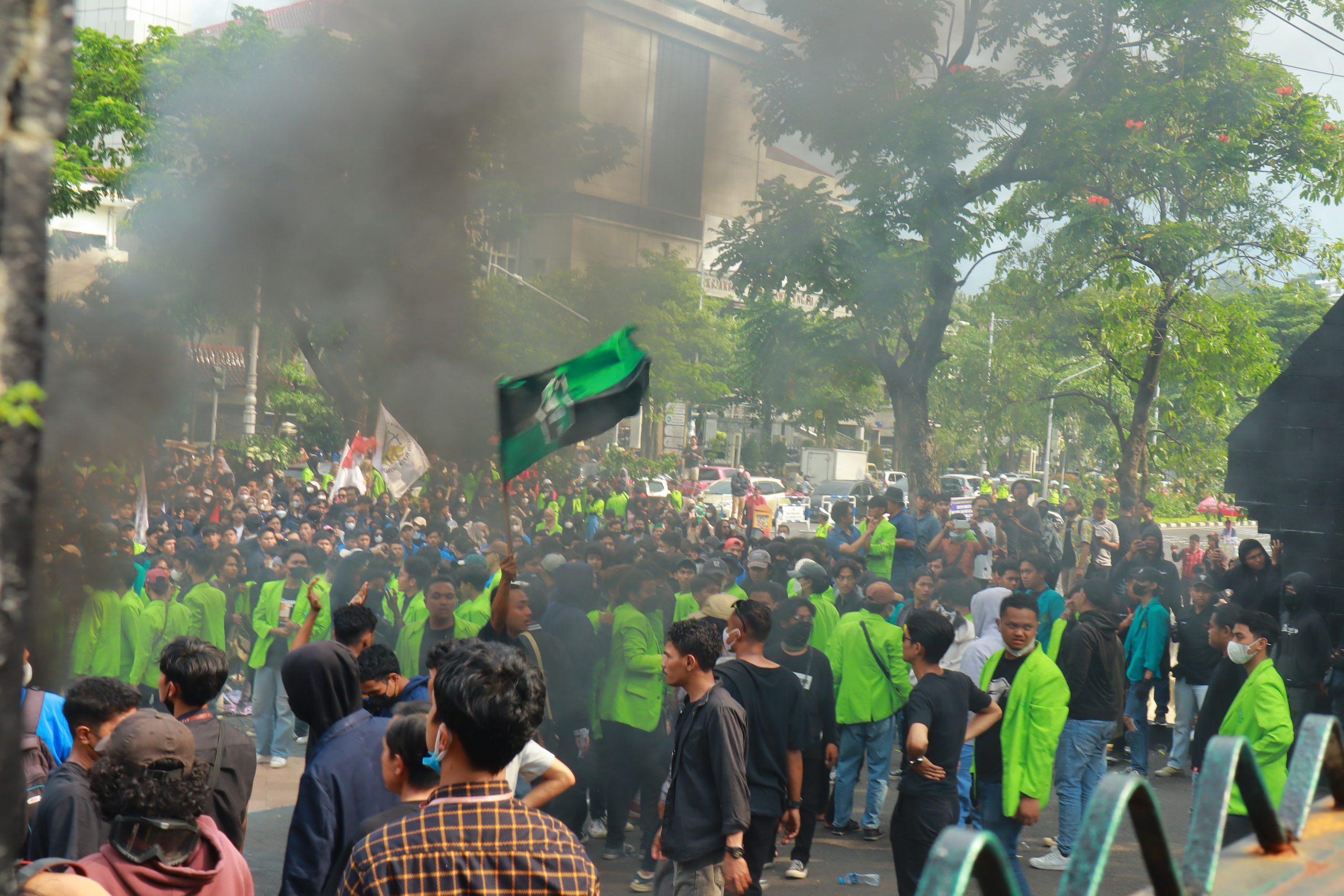 Demonstran Perppu Ciptaker di Gedung DPRD Jateng 