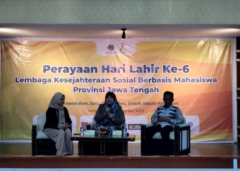 Malikhatul Hidayah sedang menyampaikan materi sertifikasi halal bagi pelaku UMKM di Gedung Dharma Wanita Persatuan Provinsi Jawa Tengah, Sabtu (23/12/2023). (Amanat/Faisa).