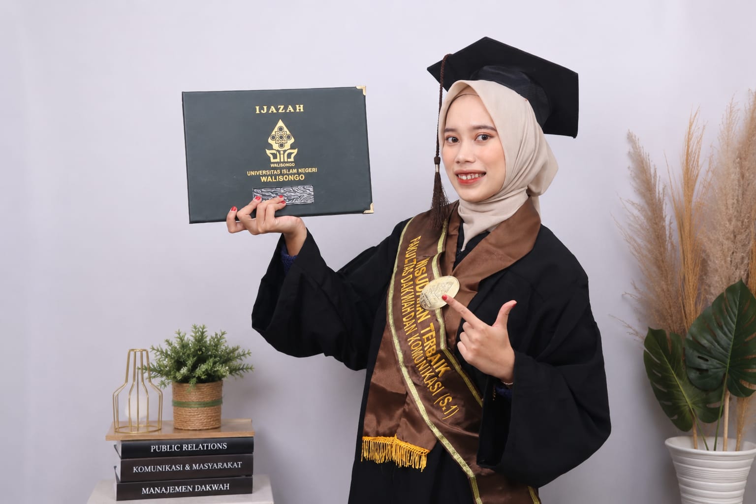 mita putri apriliani, wisudawan terbaik fdk, wisuda uin walisongo, wisuda periode mei, wisuda 2026