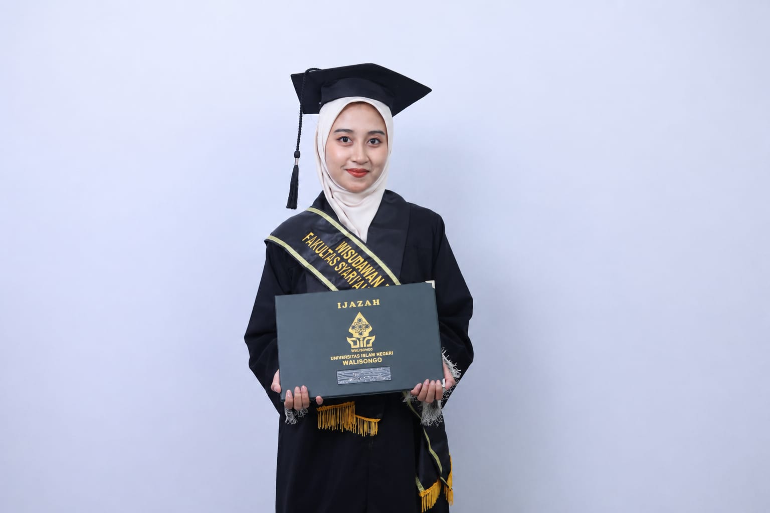 wisudawan terbaik fsh, zakiyatul ulya kamal, wisuda uin walisongo, wisuda ke-100, uin walisongo