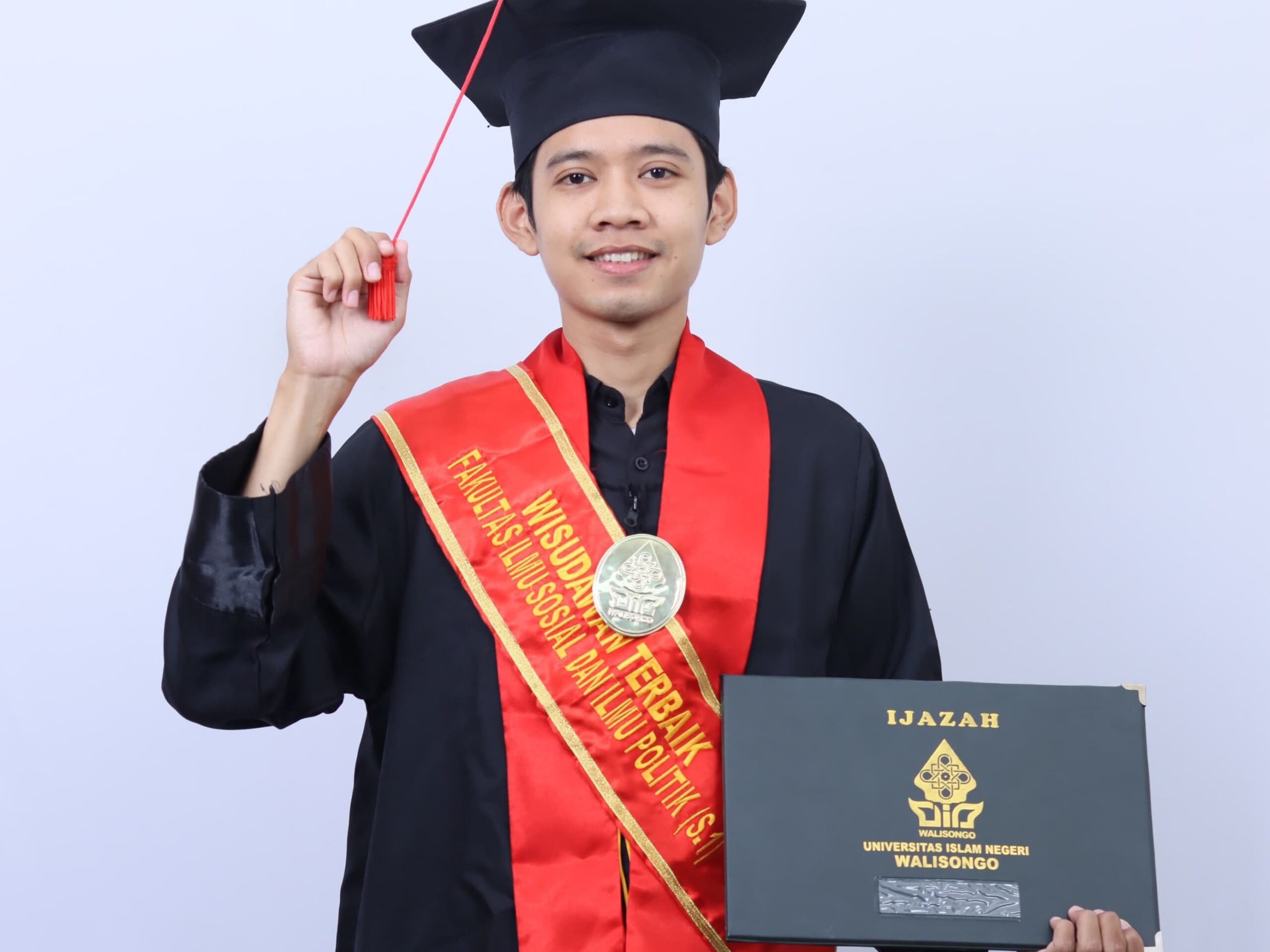 program csr pt pln, muhammad ustaful noesa, wisudawan terbaik fisip, wisuda 2026, wisuda uin walisongo