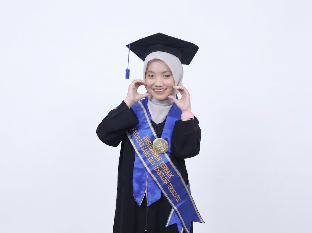 wisudawan terbaik fst, safina najata ameliyani, wisudawan terbaik fst, wisuda periode agustus, wisuda ke-101